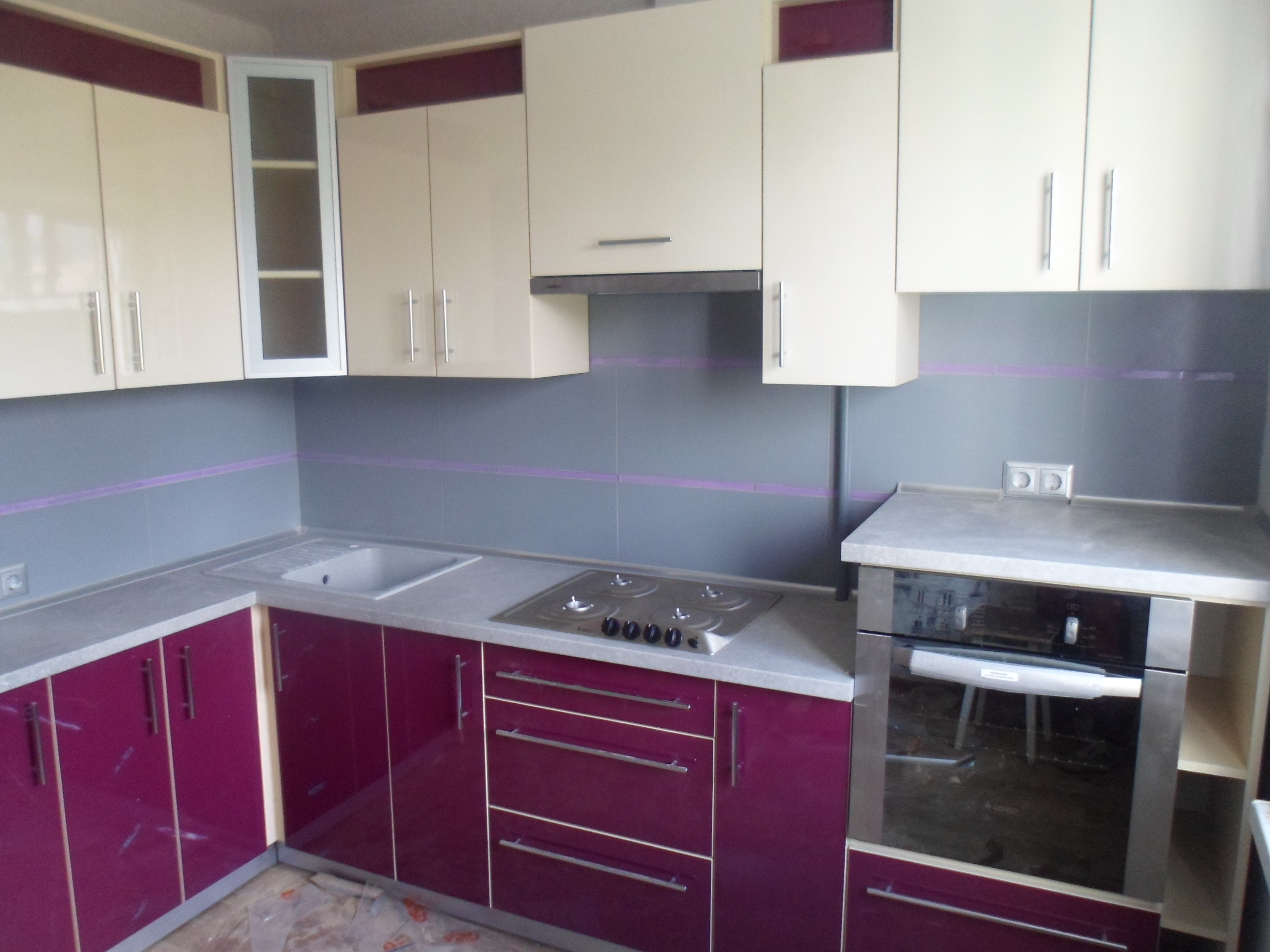 Кухня из  пластика Фиолет с бежам 1500 у.е